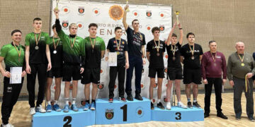 Stalo tenisininkai atkakliai skinasi pergales