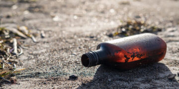 Sulaikytas asmuo, į Rusijos ambasadą galimai mėtęs butelius su degiu skysčiu