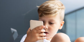 Dauguma Lietuvos tėvų riboja vaikų laiką internete: psichologas patarė, kaip nepažeisti vaiko privatumo