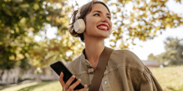 Ar muzikos per ausines klausotės saugiu garsu? Kelios klaidos gali lemti suprastėjusią klausą