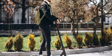 Tyrimas: elektrinių paspirtukų savininkai neskuba drausti šių transporto priemonių