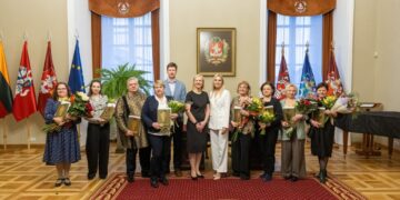 „Auksinė mediko širdis“ – apdovanoti labiausiai nusipelnę sostinės gydytojai, slaugytojai ir sveikatos apsaugos darbuotojai