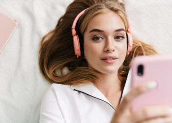 Ar muzikos per ausines klausotės saugiu garsu? Klaidos gali lemti suprastėjusią klausą