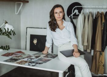 Iš mados neišeinanti stiliaus kapsulė ir šio pavasario „must-haves“ pagal asmeninę stilistę