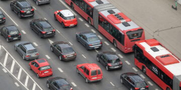 Kovai su triukšmu pasitelkiamos sienelės, eismo reguliavimas ir želdynai