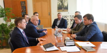 Ieškoma sprendimų dėl kelyje A15 nusidriekusios vilkikų eilės