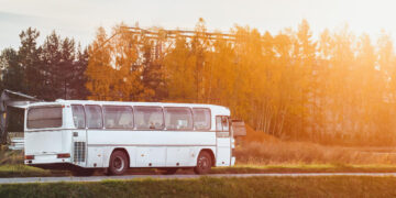 Nuo kelio nuriedėjo autobusas