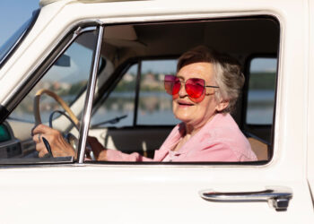 Pagyvenę žmonės už vairo – kada metas persėsti į keleivio vietą?