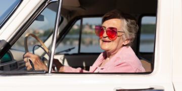 Pagyvenę žmonės už vairo – kada metas persėsti į keleivio vietą?