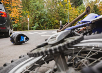 Neatsargiai lenkdamas motociklininkas sukėlė avariją