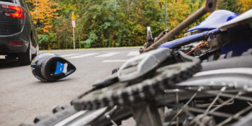 Neatsargiai lenkdamas motociklininkas sukėlė avariją