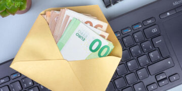 Algas „vokeliuose“ gaunančių žmonių vis dar pažįsta beveik trečdalis Lietuvos gyventojų