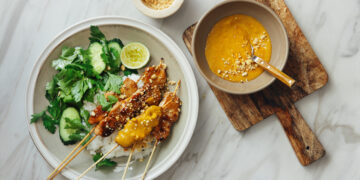 Vos per 20 min. ant grilio paruošite populiariąją „satay“ vištieną su tobulu riešutų padažu