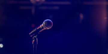 Komikas D. Klajumas: „Daugeliui žiūrovų nerūpi, ar juokelį parašė komikas, ar kompiuteris“