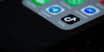 „TikTok“ soc. tinkle plintantys finansiniai patarimai – pasitikėti ar geriau neprasidėti?