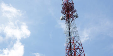 Protestuotojas ant mobiliojo ryšio bokšto