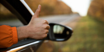 Vairuotojų kalba mirksint šviesomis gali atnešti ir problemų