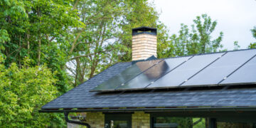 Vis daugiau lietuvių elektrą gaminasi patys: kas lėmė saulės elektrinių šuolį?