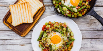 Vasariškai sveikas maistas: šakšuka su smidrais