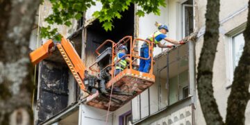 Pradedami Viršuliškėse degusio daugiabučio tvarkymo darbai