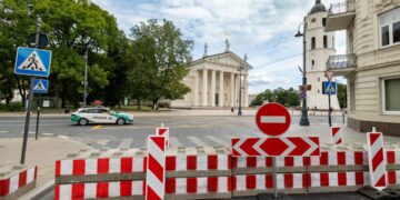 Pradedami Viršuliškėse degusio daugiabučio tvarkymo darbai