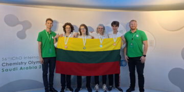Puiki Lietuvos mokinių pergalė: tarptautinėje chemijos olimpiadoje iškovoti net 4 medaliai