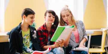 Dešimtokų ir aštuntokų žiniai: pagrindinio ugdymo pasiekimų patikrinimo „slenkstis“ nukeliamas dvejiems metams