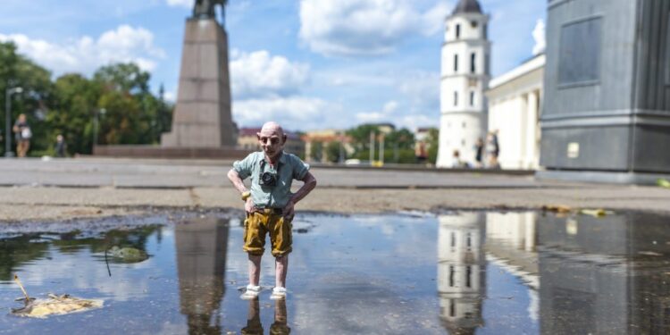 © Isaac Cordal / http://cementeclipses.com/