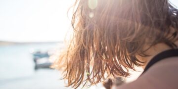 Kai saulė ir jūra (ne)lepina: kaip apsaugoti plaukus vasarą?