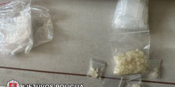 Narkotikų pardavėjas ir jų pirkėja atsidūrė pareigūnų rankose