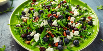 Šilauogių salotos, patiksiančios ir mažiems, ir dideliems