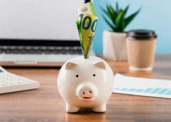 Daugelis lietuvių pinigus dar kaupia „kojinėje“: ką galima su jais nuveikti