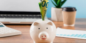 Daugelis lietuvių pinigus dar kaupia „kojinėje“: ką galima su jais nuveikti