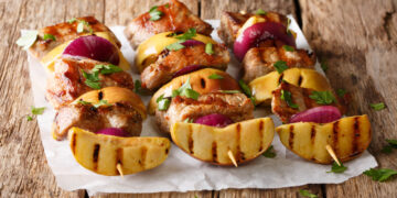 Paskutineiams vasaros griliams: kiaulienos šašlykai su šviežiais vaisiais – ir pigu, ir skanu