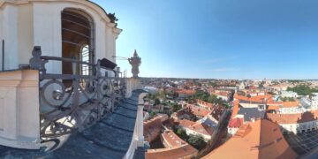 Sutvarkyti Vilniaus universiteto stogai: teko derintis ir prie diplomų teikimo šventės, ir prie JAV prezidento kalbos