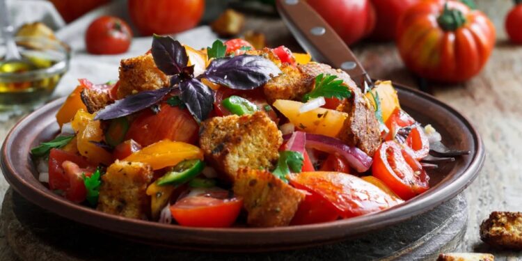 „Panzanella“ su nektarinais