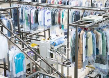 Vilniuje atidaryta didžiausia Europoje robotizuota drabužių valykla