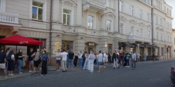 Pasaulyje garsus tinklaraštis „Yes Theory“ aiškinosi Vilniaus jaunimo laimės priežastis