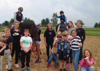 Stovykla „Žirgų pasaulyje“: vasaros pramogos ir nauji įgūdžiai su žirgais Vilniaus rajone