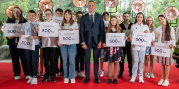 Apdovanoti pažangiausi Vilniaus rajono mokiniai ir abiturientai