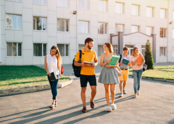 Šiemet tūkstančiu daugiau abiturientų įstojo į profesines mokyklas, populiariausios – inžinerinės profesijos