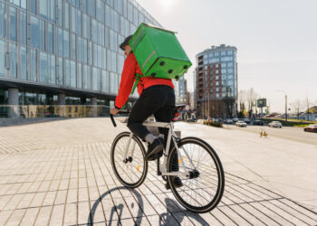 Įžūlus maisto kurjerių elgesys gatvėse kelia pasipiktinimą