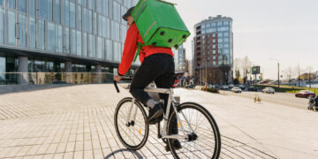 Įžūlus maisto kurjerių elgesys gatvėse kelia pasipiktinimą