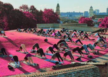 Kviečia neišėjus iš namų patirti jogą rožinėje Vilniaus senamiesčio širdyje