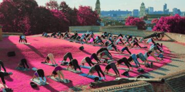 Kviečia neišėjus iš namų patirti jogą rožinėje Vilniaus senamiesčio širdyje