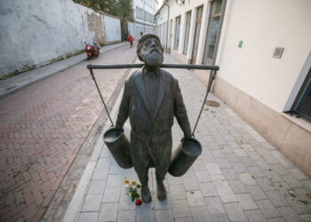 Menas sostinėje keliauja į gatves, skverus ir daugiabučių kiemus