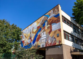 Ant mokyklos sienos – sostinės panorama: tapytojas užbaigė amžinybėn iškeliavusios draugės projektą