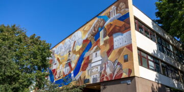 Ant mokyklos sienos – sostinės panorama: tapytojas užbaigė amžinybėn iškeliavusios draugės projektą