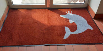 Naujovė Vilniaus daugiabutyje: išsiskiria „firminiais“ kilimėliais