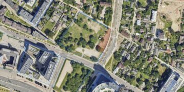 Ant mokyklos sienos – sostinės panorama: tapytojas užbaigė amžinybėn iškeliavusios draugės projektą